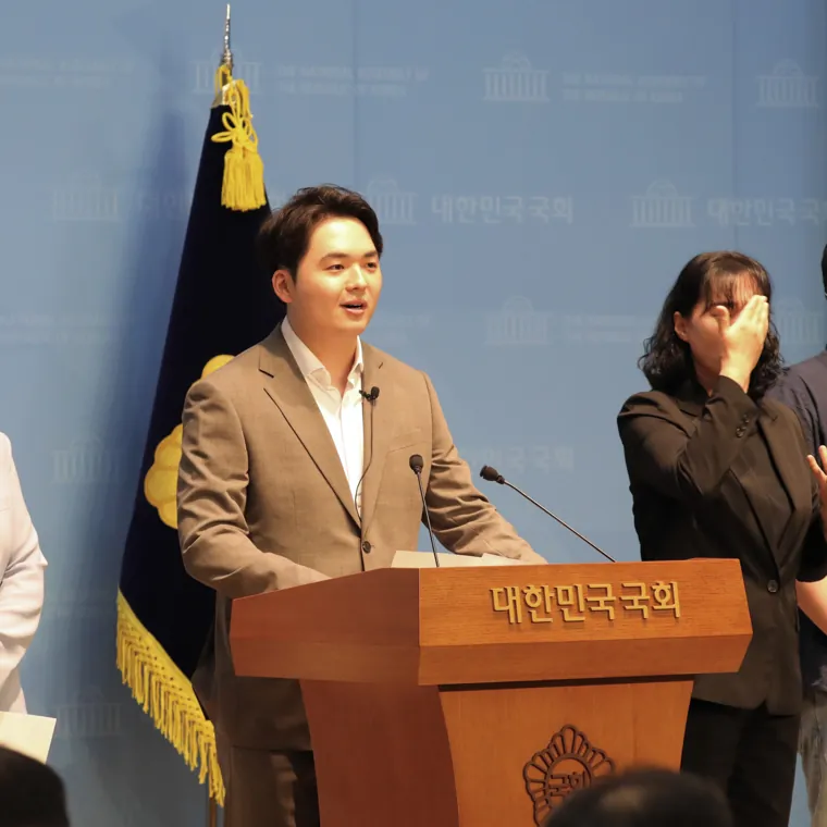 국회 소통관 기자회견에서 발언하는 최웅주 구의원