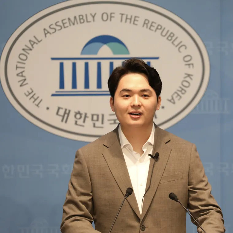 국회 소통관에서 발언하는 최웅주 구의원