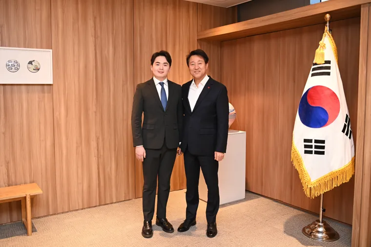 행사에서 기념사진을 찍는 최웅주 구의원
